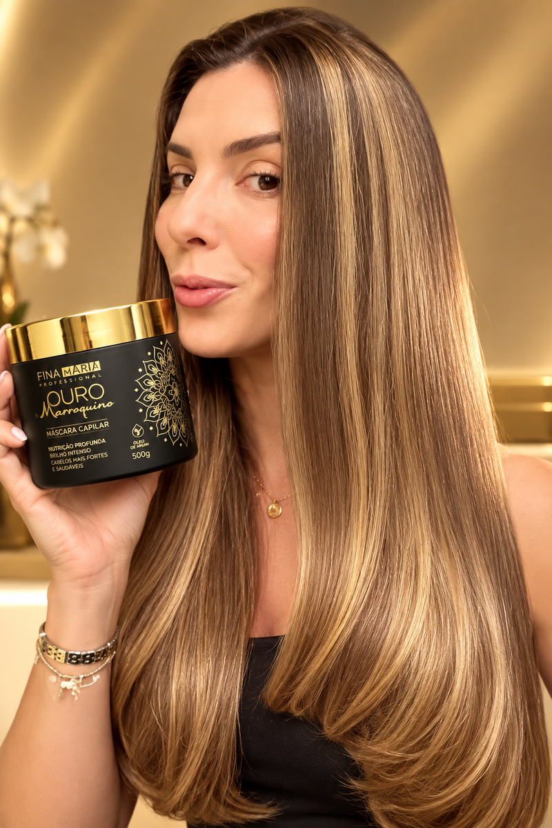 Mulher com cabelo brilhante segurando a máscara Ouro Marroquino