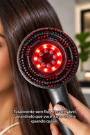 Mulher usando a escova massageadora com luz vermelha melhorada
