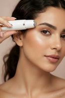 Mulher usando Depilador Vyluxe no rosto com logo discreta